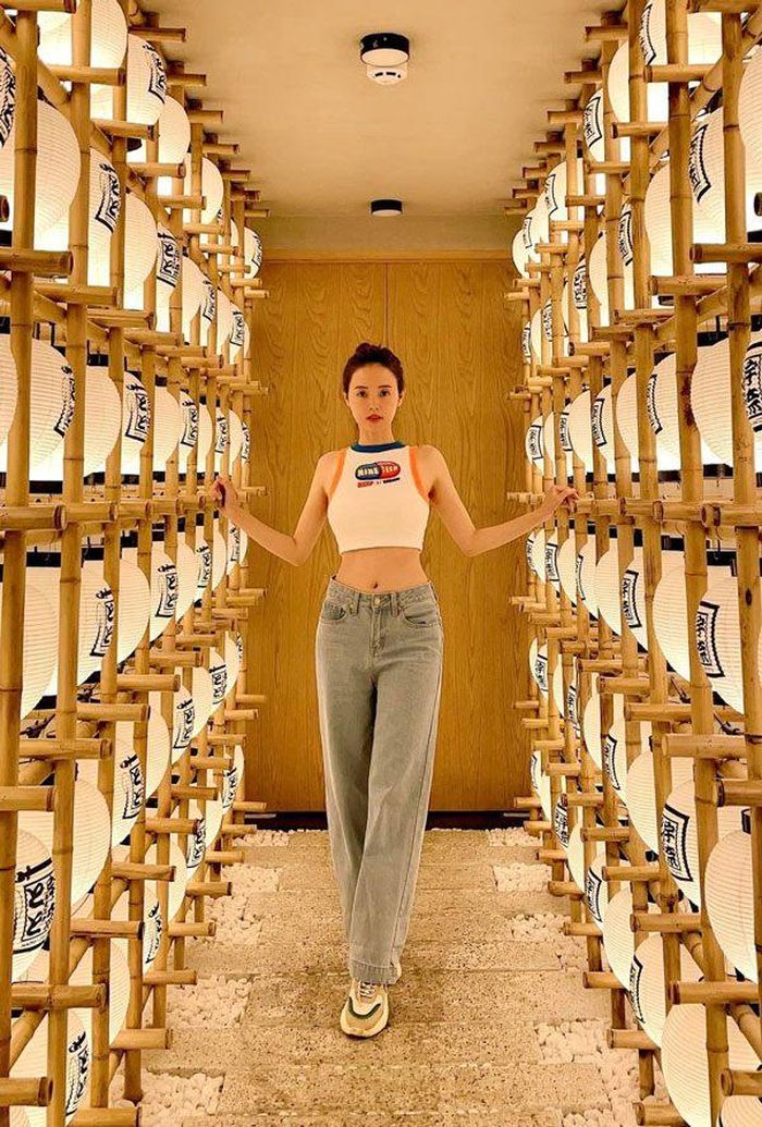 Midu sở hữu vòng eo nhỏ nhắn. 