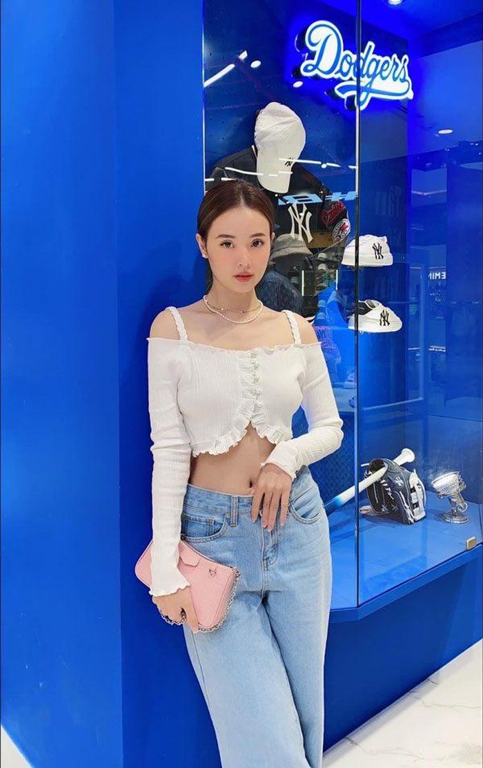 Nữ diễn viên tự tin khoe vòng eo đẹp.