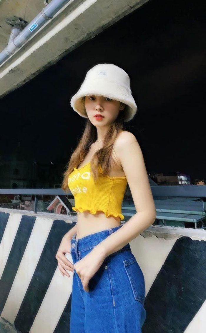 Midu khoe khéo vòng eo 54cm sau Tết. 