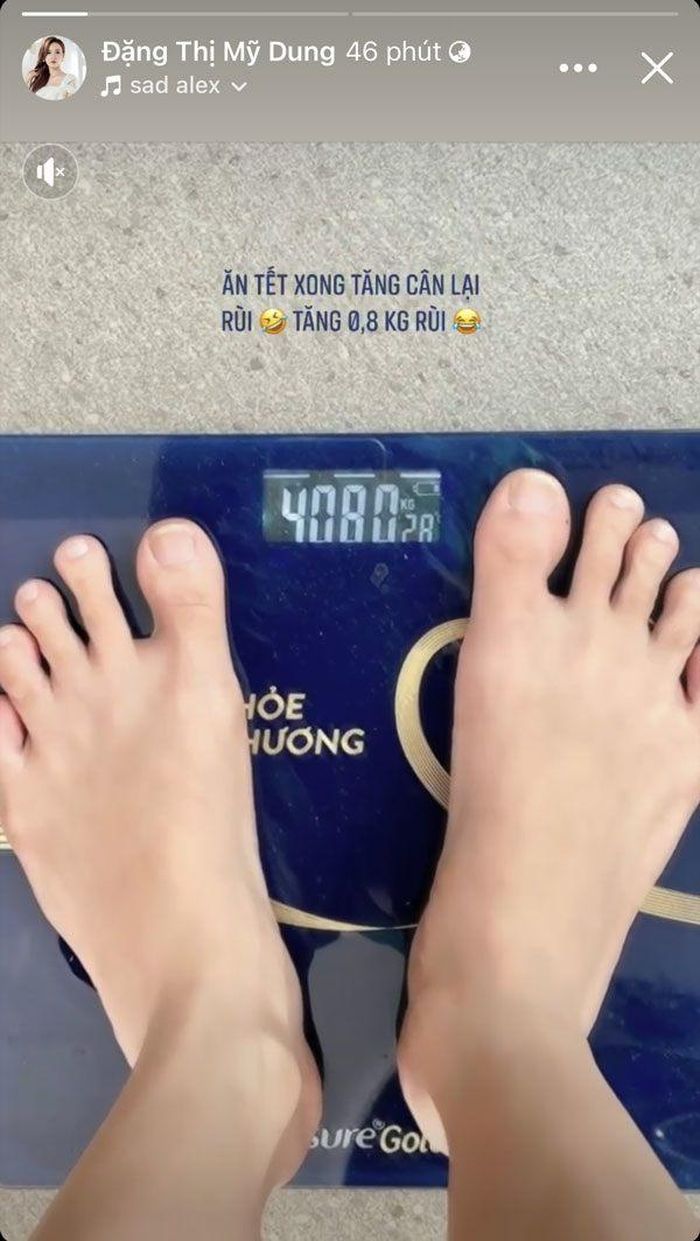 Dù cô tăng cân nhưng vòng eo không tăng. 