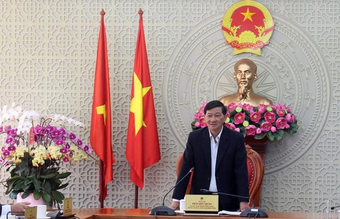 Đồng chí Trần Đức Quận - Ủy viên Ban Chấp hành Trung ương Đảng, Bí thư Tỉnh ủy, Chủ tịch HĐND tỉnh chủ trì phiên họp