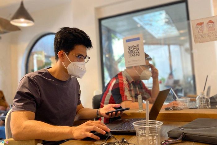  Nhiều người tình nguyện làm thêm 2-3 công việc freelance cùng lúc để vừa có mức thu nhập như làm văn phòng, vừa được chủ động về địa điểm và thời gian làm việc. Ảnh: Đào Phương. 