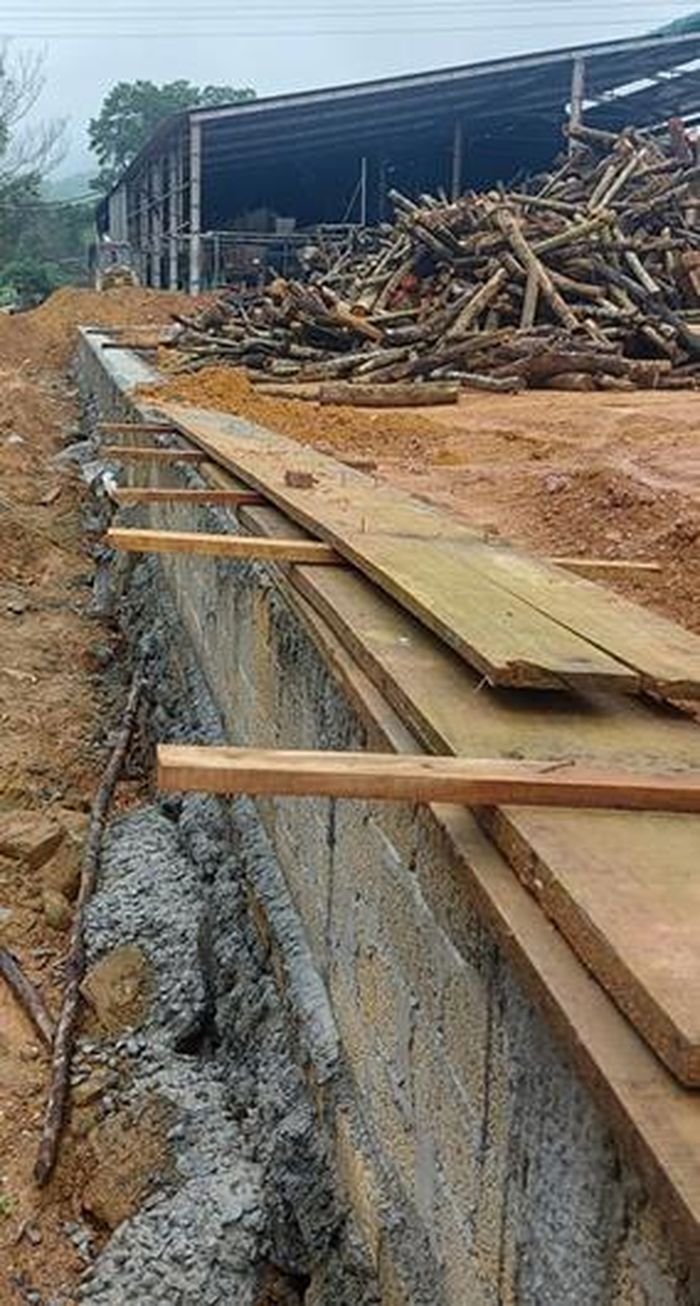 Móng giằng và sắt chờ lắp ráp công trình.