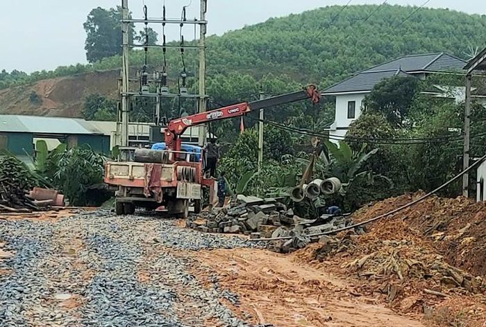  Xe máy của xưởng chế biến chè Truyền Thống đang lắp đặt hệ thống cống thoát nước trong ngày 12/2.