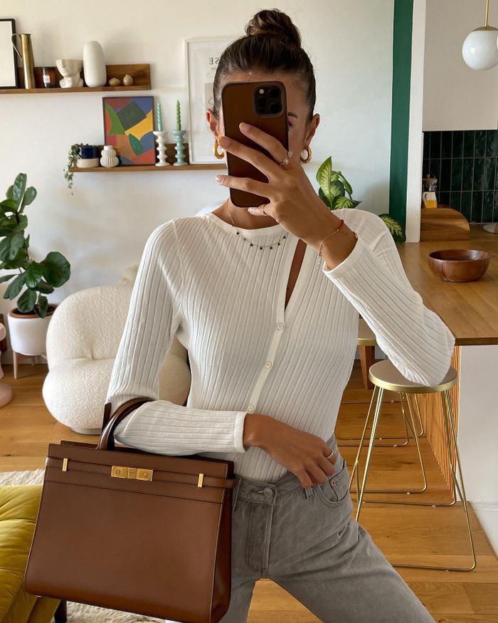 Chiếc áo len trắng với chi tiết cut-out "sương sương" ở thềm ngực giúp người mặc có được vẻ ngoài gợi cảm. Quần skinny jeans là nửa kia hoàn hảo của mẫu áo, giúp outfit càng thêm sexy, mà vẫn toát lên nét khỏe khoắn, trẻ trung.