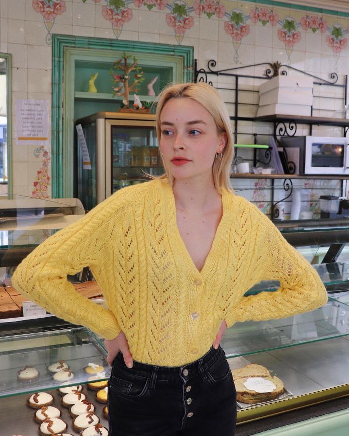 Sự kết hợp giữa áo cardigan vàng nhạt quần jeans đen hóa ra lại rất trang nhã, tinh tế. Combo này toát lên sự trẻ trung, tươi mới, ăn nhập hoàn hảo với không khí mùa xuân.