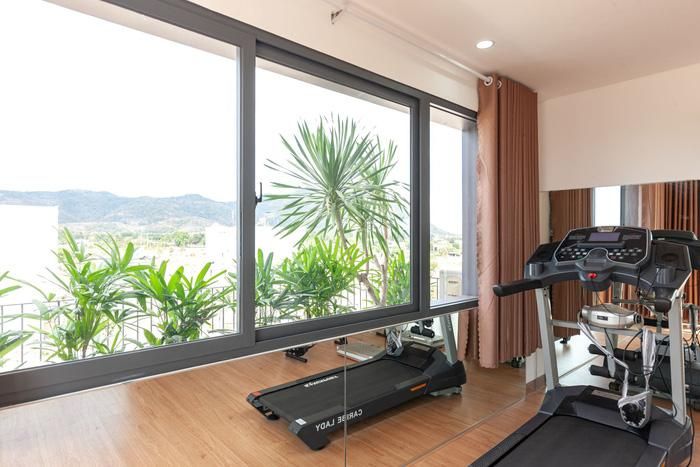 Phòng tập gym có ban công tràn ngập cây xanh và view đẹp