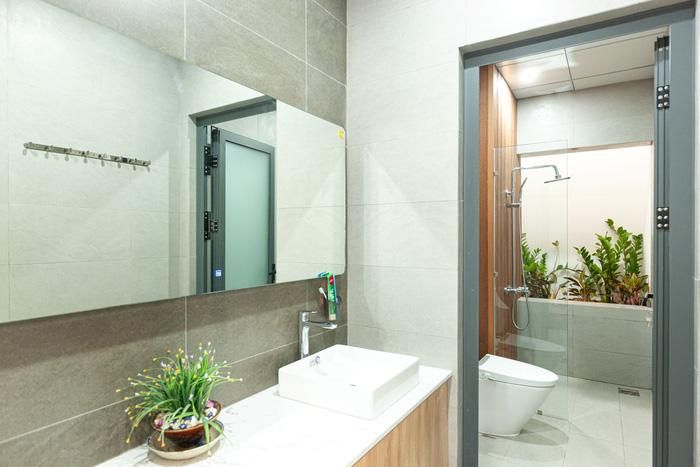 Vệ sinh tầng trệt có cả vòi sen tắm, rất cần thiết khi người ngoài gia đình tới chơi có thể sử dụng