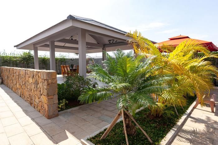 Căn chòi nằm ngoài khối nhà chính là nơi chủ nhà thích dùng để tiếp khách, ngồi chơi uống trà mỗi khi rảnh