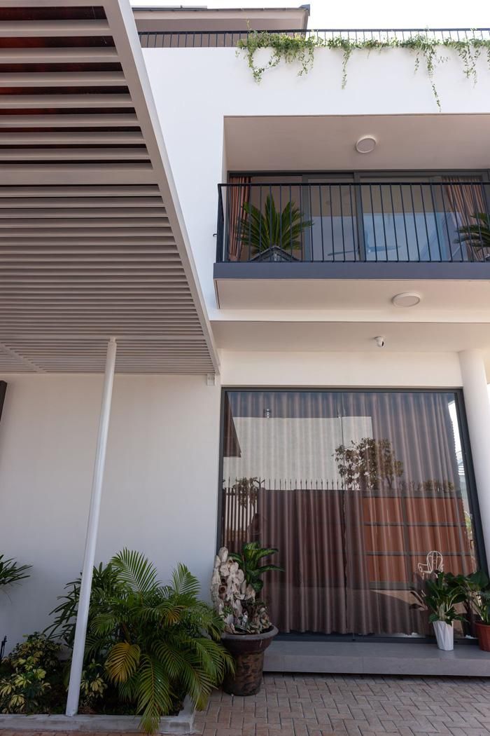 Hiên trước được quan sát qua cửa kính nhẹ nhàng
