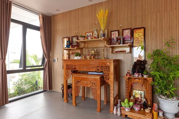 Phòng thờ được đặt ngay tại tầng trệt với ánh sáng chan hòa tự nhiên
