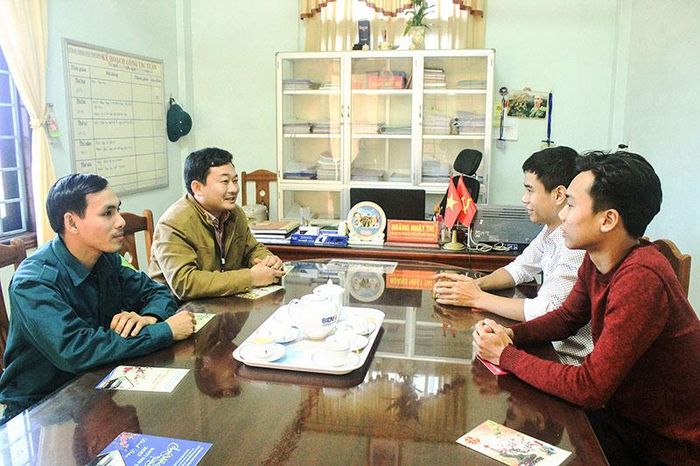 Lãnh đạo UBND Phường 2, thành phố Đông Hà nắm bắt nguyện vọng, động viên thanh niên chuẩn bị lên đường nhập ngũ - Ảnh: H.Q