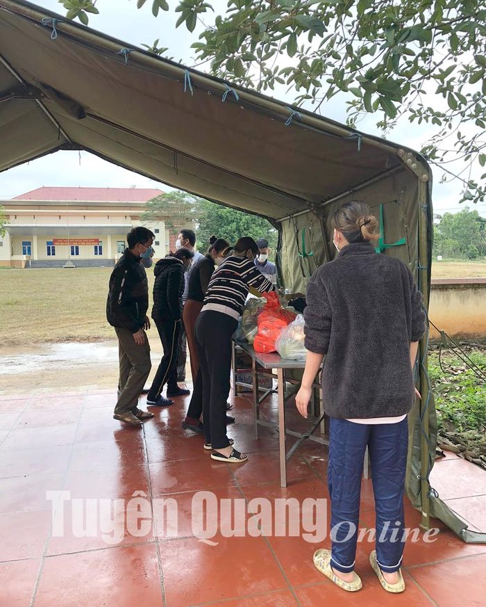  Người cách ly xếp hàng lấy đồ do người nhà gửi vào.