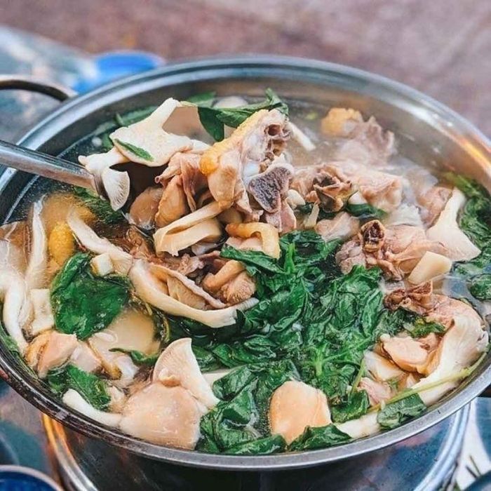Lẩu gà lá é cũng chẳng kém cạnh về độ nổi tiếng. (Ảnh minh họa)