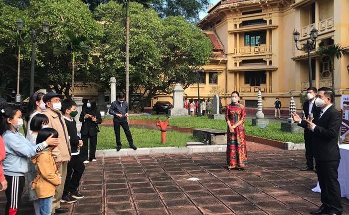 Du khách tham gia tour đi bộ “Kiến trúc Pháp trong lòng Hà Nội” do Công ty Lữ hành Hanoitourist kết hợp với Bảo tàng Lịch sử quốc gia tổ chức. Ảnh: Hồng Hà