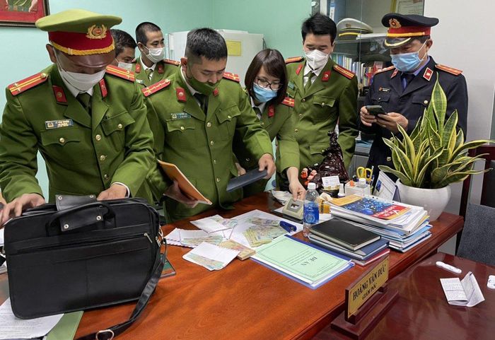 Công an khám xét phòng làm việc của ông Đức. Ảnh: B.P.