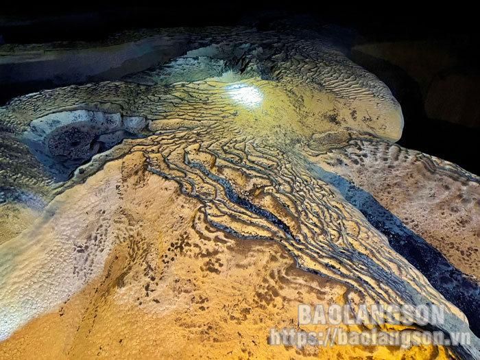 Nhiều mảng thạch nhũ rơi xuống, trải dài thành hình dạng như sóng biển