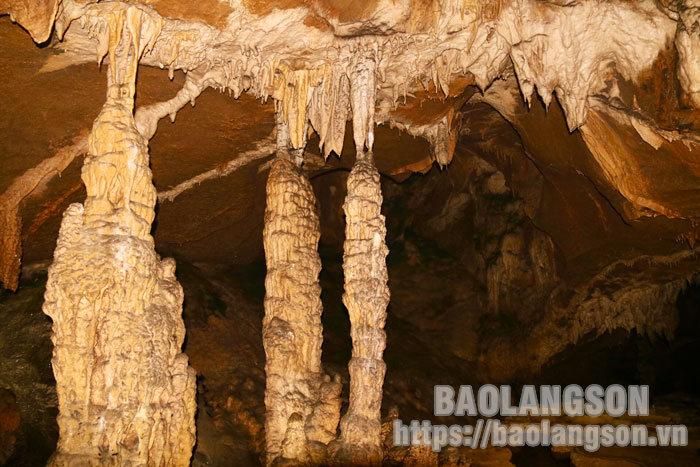 Các khối nhũ đá, măng đá tích tụ lại thành tầng thác nhũ đá, thành các cột đá rất ấn tượng