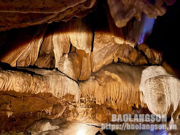 Dọc lối đi bên vách hang là các khối thạch nhũ còn nguyên sơ. Để chiêm ngưỡng được vẻ đẹp của hang, du khách phải trang bị thêm đèn pin vì trong hang rất tối, không có ánh sáng lọt qua