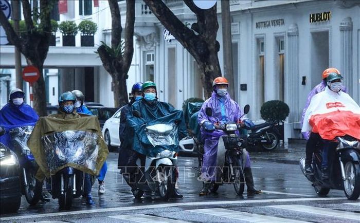 Mưa rét ảnh hưởng đến việc tham gia giao thông của người dân.
