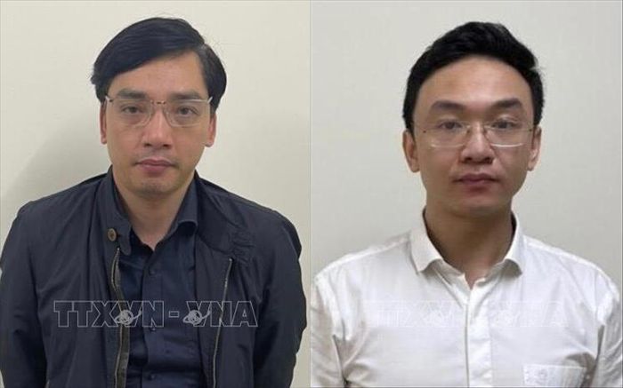 Bị can Lê Tuấn Anh (trái - sinh năm 1982, Chánh Văn phòng Cục Lãnh sự, Bộ Ngoại giao) và bị can Lưu Tuấn Dũng (sinh năm 1987, Phó phòng Bảo hộ công dân Cục Lãnh sự, Bộ Ngoại giao). Ảnh: TTXVN phát