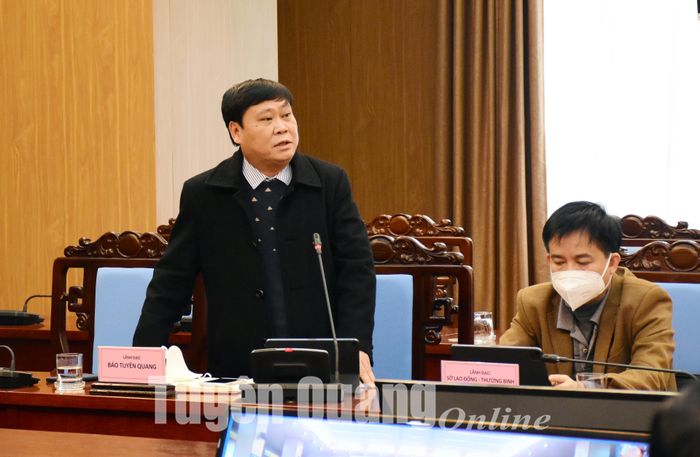 Đồng chí Mai Đức Thông, Tỉnh ủy viên, Tổng Biên tập Báo Tuyên Quang phát biểu tại cuộc họp.