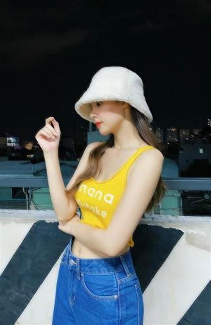 Suy nghĩ của mình là hai người gặp nhau quan trọng là phải vui, có vui vẻ hạnh phúc rồi mới cùng nhau làm được nhiều thứ. Chứ kiếm người đạo mạo chỉnh tề ổn định quá mà ở với nhau như nghĩa vụ thì cuộc sống nhàm chán lắm . Chia sẻ một chút để các bạn trai nếu lỡ có không thuộc tuýp quy chuẩn chung của xã hội thì cũng đừng vội bi quan tự trách bản thân. Sẽ có những cô gái yêu thích và trân trọng bạn đấy, chỉ là chưa xuất hiện mà thôi. Thời gian còn lại của cuộc đời, hãy cố gắng phát triển bản thân và ở bên cạnh những người biết trân trọng các bạn nhé". Midu có viết.