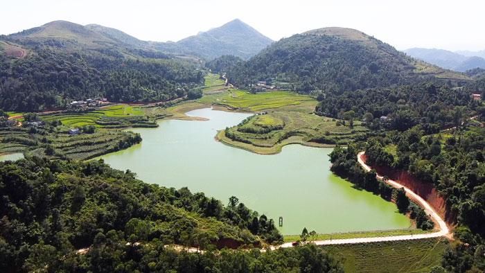 Hồ Bản Nầng có diện tích mặt nước khoảng 12 ha, độ sâu trung bình khoảng 6 m đến 8 m