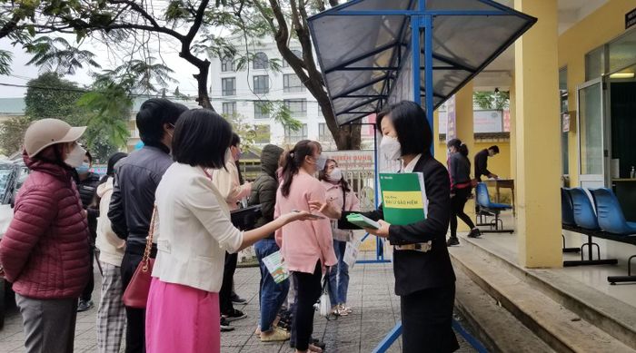 Người lao động và sử dụng lao động cùng nhau trao đổi thông tin để giao dịch việc làm thành công