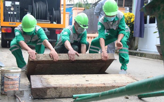Một nhóm công nhân thông cống ở khu vực Bắc sông Hương thuộc HEPCO bắt đầu công việc của mình bằng thao tác lật nắp cống. 