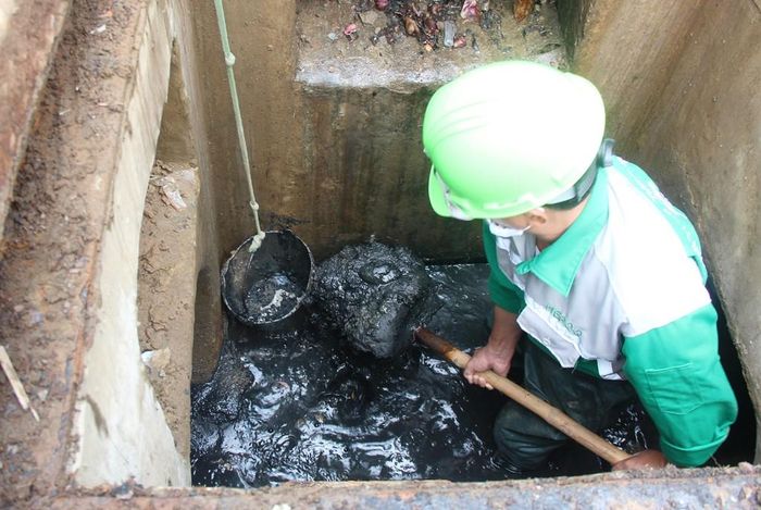 Theo nguyên tắc, sau khi nắp cống bật lên, phải để mùi hôi tỏa một lúc để các loại khí độc ở bên dưới thông ra, người công nhân mới được xuống dưới để thao tác công việc