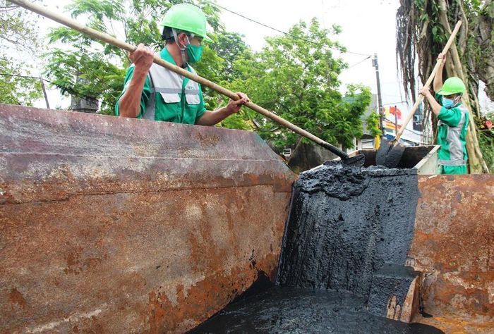 Bùn đất, rác thải sau khi được đưa lên từ các cống thoát nước sẽ được di chuyển đến khu vực tập kết, cách xa khu dân cư trước khi có xe chuyên dụng chở đi đến khu vực xử lý