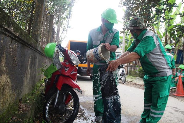 Sau khi xử lý xong một tuyến đường, các công nhân lại hỗ trợ nhau làm vệ sinh đồ bảo hộ cũng như thân thể. Dù vất vả, đối mặt với nhiều hiểm nguy nhưng các công nhân làm nghề này coi đó là trách nhiệm và niềm đam mê nghề nghiệp