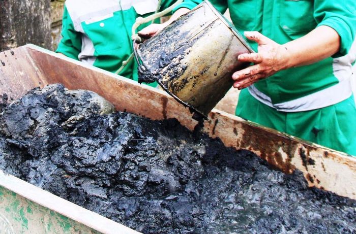 Bên cạnh bùn đất là rất nhiều loại rác thải khác được vớt lên từ các miệng cống với màu đen sì, mùi hôi nồng nặc...