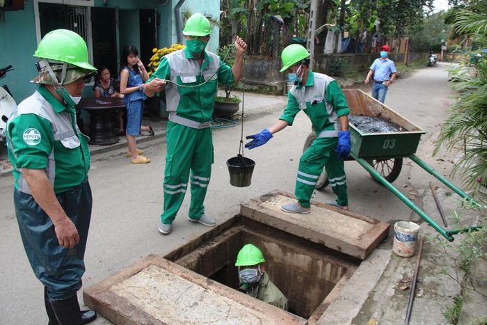 Thông thường, mỗi miệng cống sẽ có từ 4-5 công nhân xử lý bùn đất, rác thải, làm thông thoáng đường ống... 