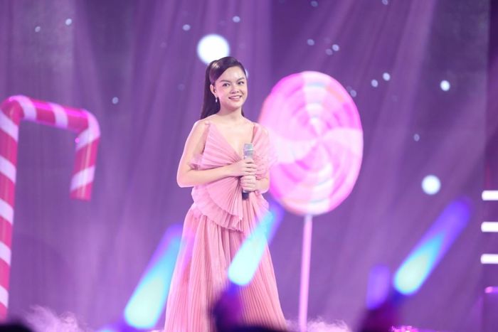 Dùng âm nhạc để xoa dịu nỗi đau, Phạm Quỳnh Anh trở lại hoạt động Showbiz. 