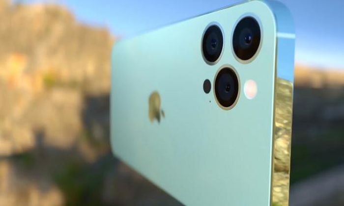 Kênh YouTube iOS beta news còn cho chúng ta thấy được chi tiết bên trong của phần đục lỗ này. Theo đó, phần đục lỗ ở bên trái sẽ là Face ID, có kích thước dài hơn một chút so với camera trước của máy nằm ở bên phải.