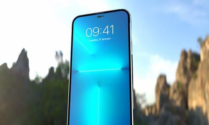 Ở mặt trước, người xem có thể thấy iPhone 14 Pro màu xanh mint sở hữu màn hình đục lỗ hình chữ "i" cùng các viền màn hình xung quanh tương đối mỏng.