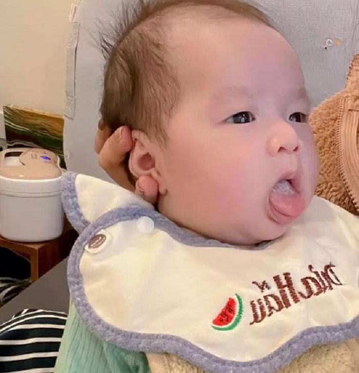 Mới 2 tháng tuổi nhưng cháu trai Diệp Chi trông rất cứng cáp. 
