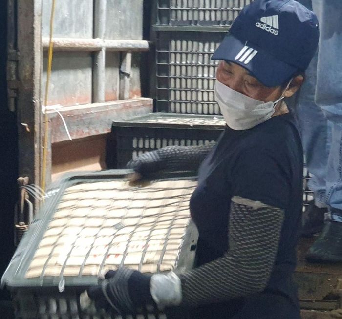 Chở hay bốc vác những thùng hoa quả nặng như xoài (khoảng 40, 50kg), cửu vạn được trả giá 5.000 đồng/hộp, loại khác thì 2.000 -3.000 đồng/hộp. 