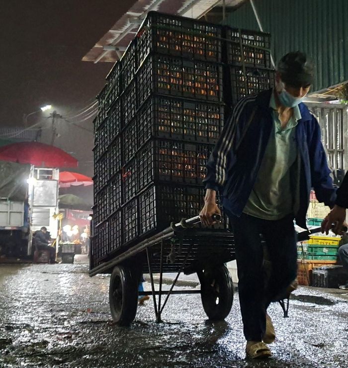 0h, nhiệt độ xuống thấp, mưa lạnh buốt nhưng từ cửa khẩu vào chợ đã hầm hập sức nóng. 