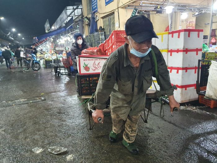 Đó cũng là lúc hàng trăm cửu vạn (đàn ông, phụ nữ và cả những người già) bắt đầu hành trình mưu sinh mỗi ngày.