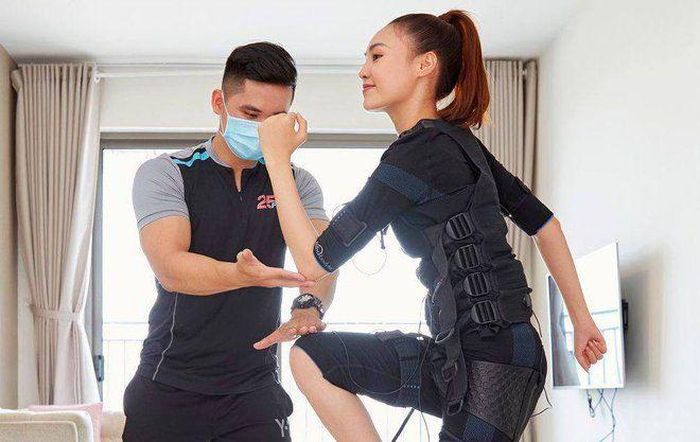 Thời điểm dịch bệnh căng thẳng, cô nàng linh hoạt với dịch vụ tập luyện với huấn luyện viên cá nhân tại nhà. Bộ môn tập với công nghệ EMS hiện đại, giúp người tập đạt hiệu quả chỉ với 25 phút một ngày và 2 buổi mỗi tuần cũng đang nhận được nhiều sự ưa chuộng từ các ngôi sao nổi tiếng. Lan Ngọc tuy là diễn viên nhưng cô nàng lại rất có năng khiếu trong việc nhảy nhót. Các video ngắn cover của nàng ngọc nữ rất dứt khoát và ra dáng dancer chuyên nghiệp.