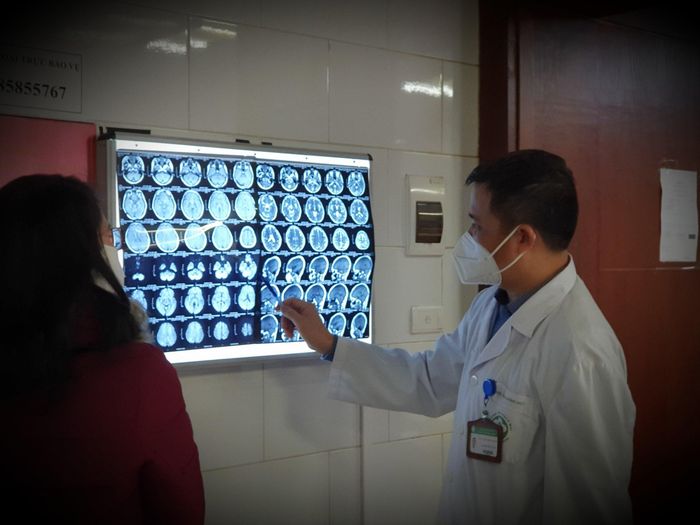 BS Nguyên chỉ rõ tổn thương trên não bệnh nhân bị ngộ độc khí CO. Ảnh: BVCC.