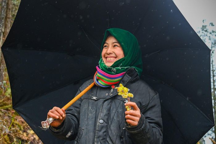  Lớn tuổi nhất cả nhóm, Giàng Thị Xia (16 tuổi) có trách nhiệm trông nom các em trong khi bố mẹ bận làm việc nhà. 