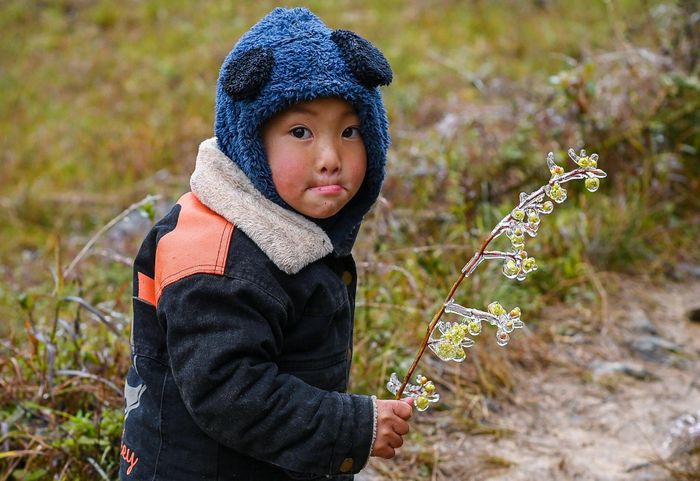  Xia cho biết phải 5 năm rồi tại Sủng Lả mới có tuyết. "Ngồi không ở nhà thì lạnh đến tê buốt cả chân tay nên em cùng đám trẻ trong xóm rủ nhau lên núi để chạy nhảy cho ấm người". 