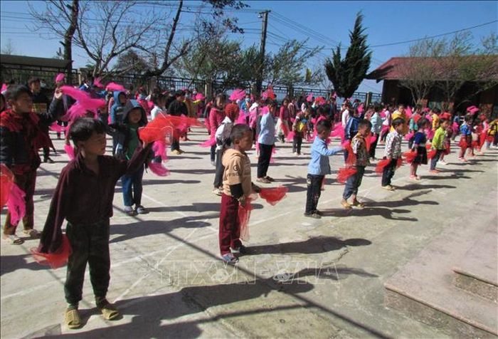 Trong tuần học đầu tiên sau kỳ nghỉ Tết Nguyên đán, Trường Tiểu học và THCS xã Tung Qua Lìn, huyện Phong Thổ (Lai Châu) tổ chức thêm nhiều hoạt động ngoài giờ tạo không khí vui tươi phấn khởi thu hút các em học sinh đến trường. Ảnh: Đinh Thùy/TTXVN