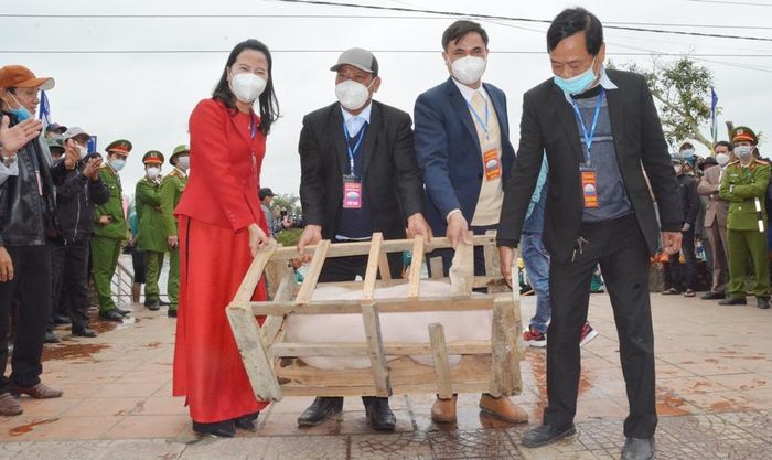 "Heo đóng cụi" - phần thưởng thuộc về đội giành giải Tam thắng - đã thuộc về chủ nhà Thủy Thanh