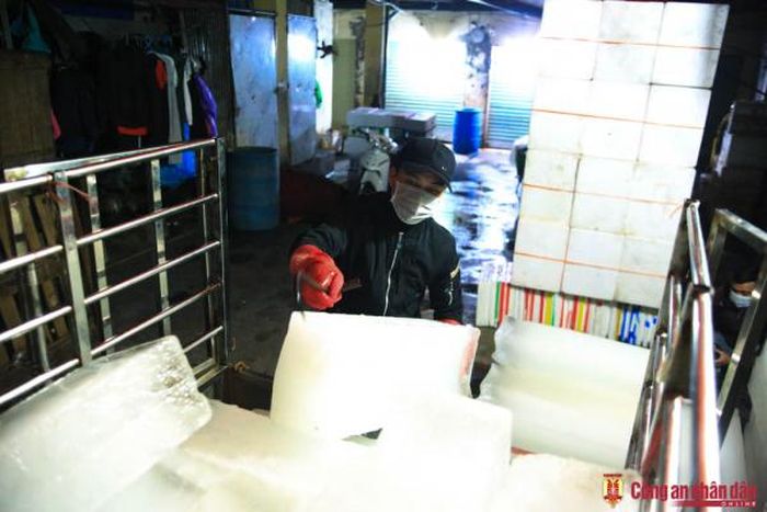 Trong thời tiết giá lạnh vào đêm đông, anh Lượng vẫn đều đặn chở đá cây đến chợ. Mỗi chuyến xe lam anh thường mang tới khoảng 30 cây đá lớn. Sau hành trình tới chợ là công đoạn vác những cây đá này vào khu xưởng ướp lạnh gần đó.