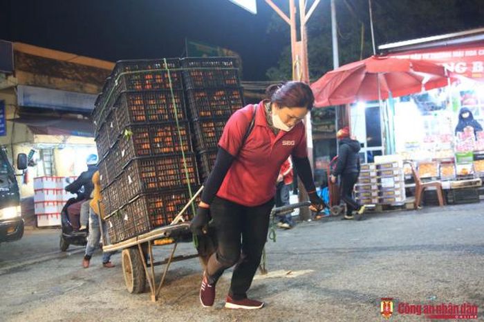Một trong những việc nặng nhọc nhất là kéo xe hàng vượt qua đoạn dốc tại cổng chợ. 